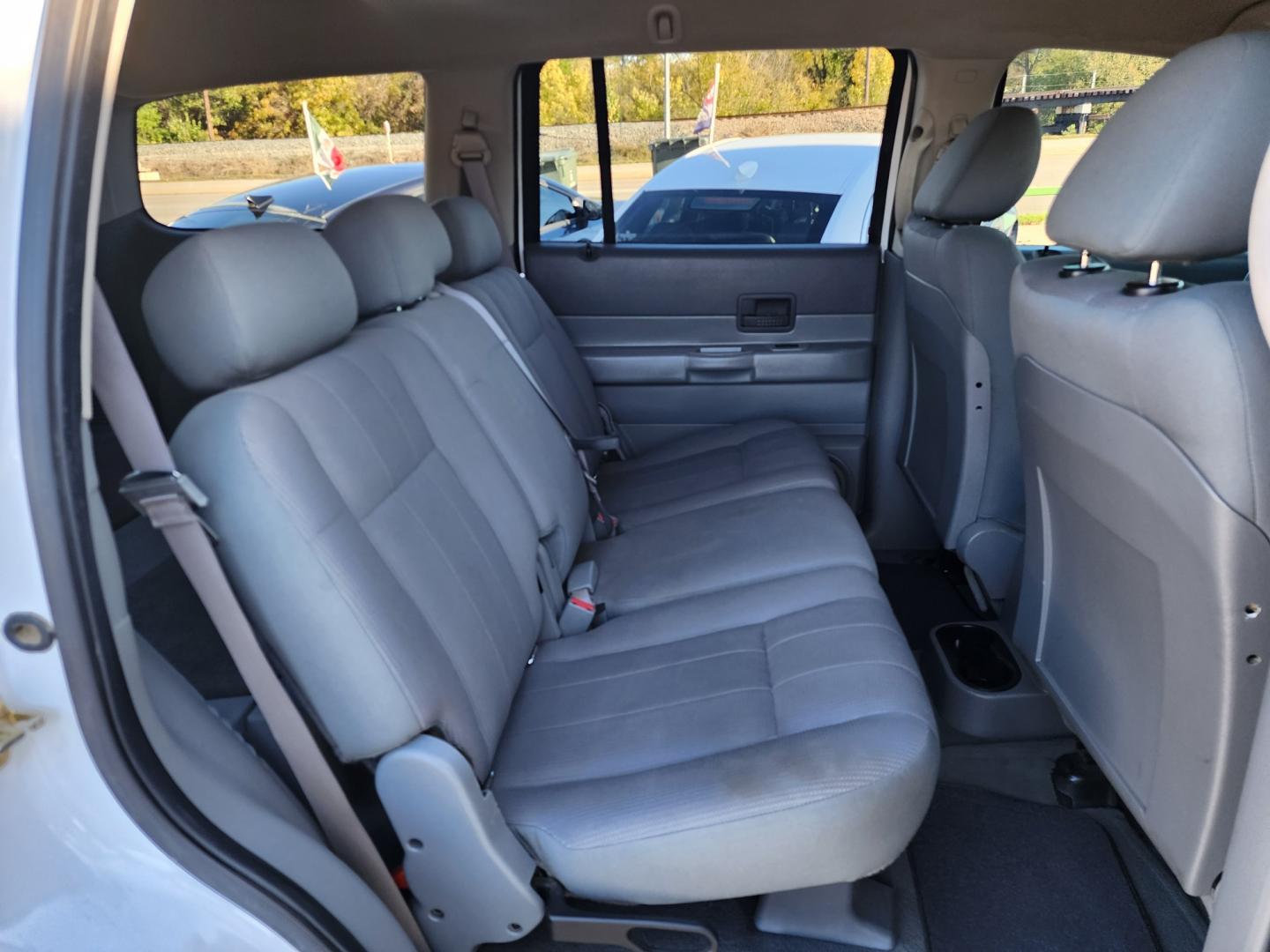 2005 WHITE Dodge Durango ST (1D4HD38K75F) with an 3.7L V6 SOHC 12V engine, AUTO transmission, located at 2660 S.Garland Avenue, Garland, TX, 75041, (469) 298-3118, 32.885387, -96.656776 - Photo#17